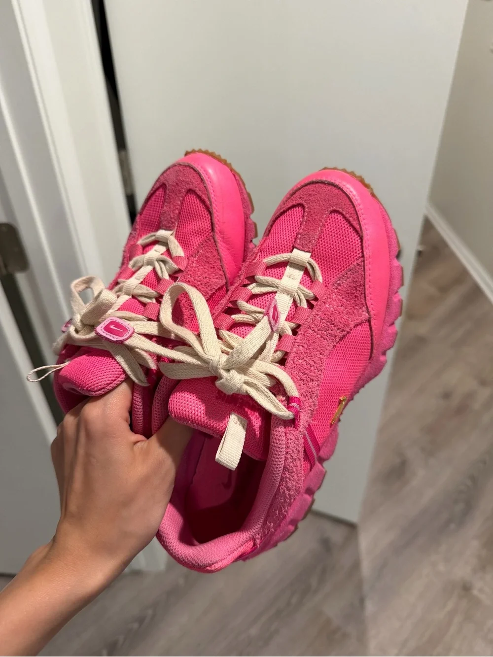 Jacquemus Bright Pink Mesh Sneaker with Cream Laces - Picture 2 of 5